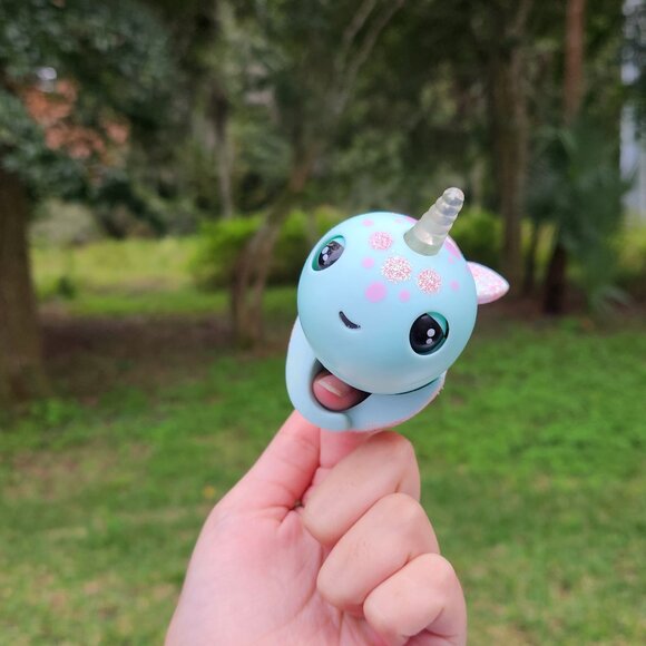 WowWee Fingerlings Interactive Light-Up Blue Pink Narwhal Toy Figure - Picture 1 of 2